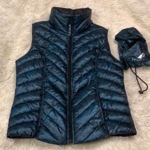 Nautica  reversible quilted puffer vest and travel bag Size Medium GUC